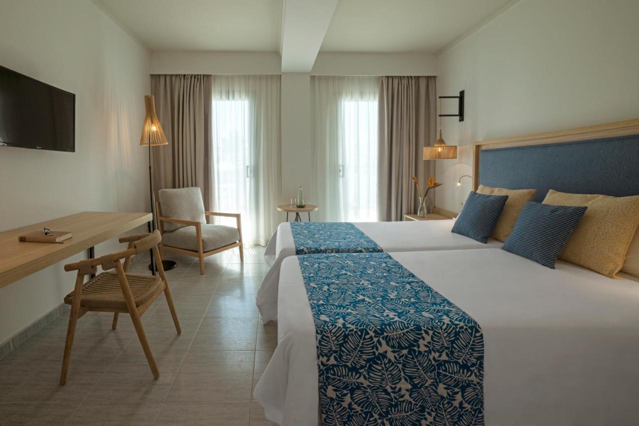Connecting Room